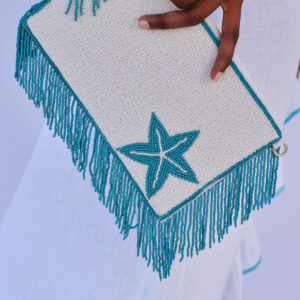 Bolso de mano confeccionado a mano con cuentas decorativas, flecos y cadena metálica.